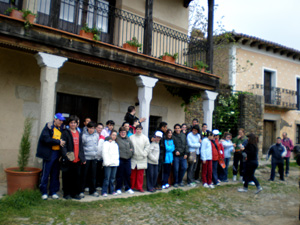 Grupo de participantes en la plaza mayor del Pueblo de Granadilla